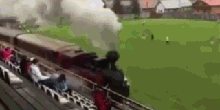 业余队球场边跑火车 观众看呆忙拍照(图)