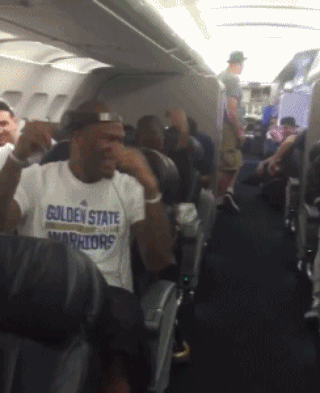 勇士全队回程飞机上合唱庆祝夺冠 群魔乱舞(gif)-手机