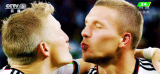 最基情!德国两悍将当全世界面玩亲亲