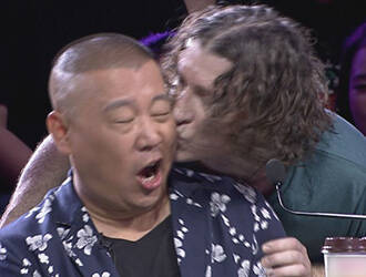 14岁AKB女星台上热舞衣服崩开 粉丝心疼不已