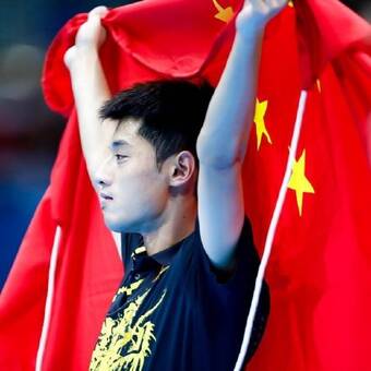 为了掩护张继科穿裤子队友拿下一分镜头捕捉到提裤子的一瞬间表情懵懵