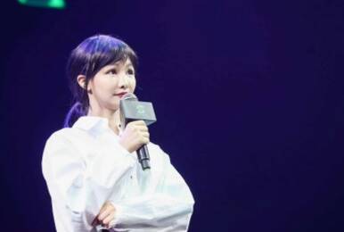 Miss大小姐现身某活动 不过这脸似乎有点不对劲
