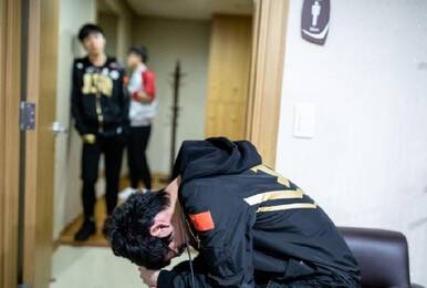 RNG以小组第一出线 Karsa抱头痛哭引玩家心疼