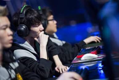 因一碗牛肉面坠落神坛 S4第一ADC发文表达复出之心