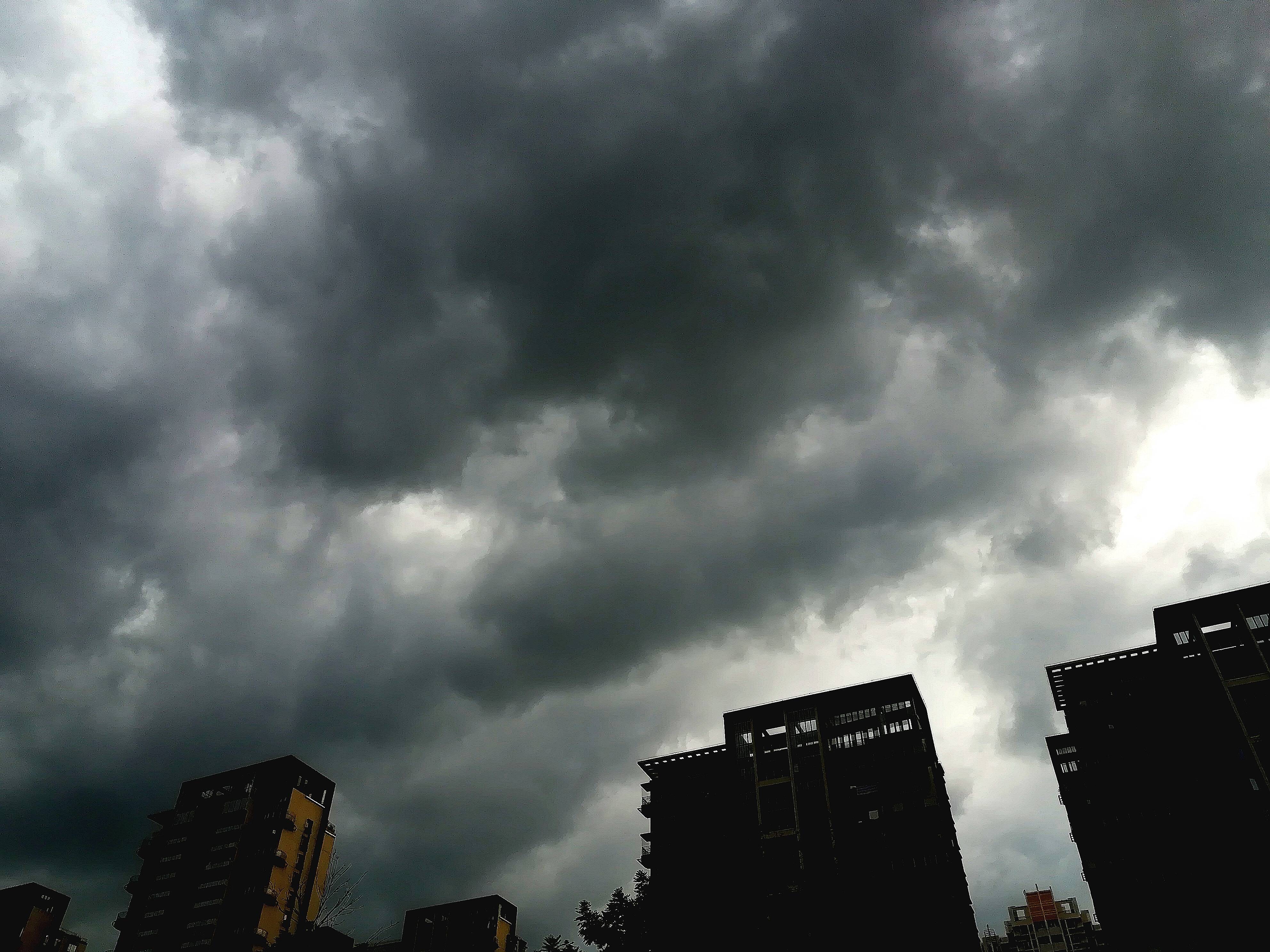 高清组图:雷雨"临盆"前的海口天象大片