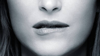 《五十度灰》曝新人物海报 女主轻咬朱唇紧绷禁欲(图)