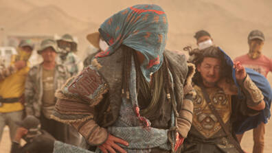 《天将雄师》剧组遇沙尘暴停工 成龙面巾抗沙没绝招