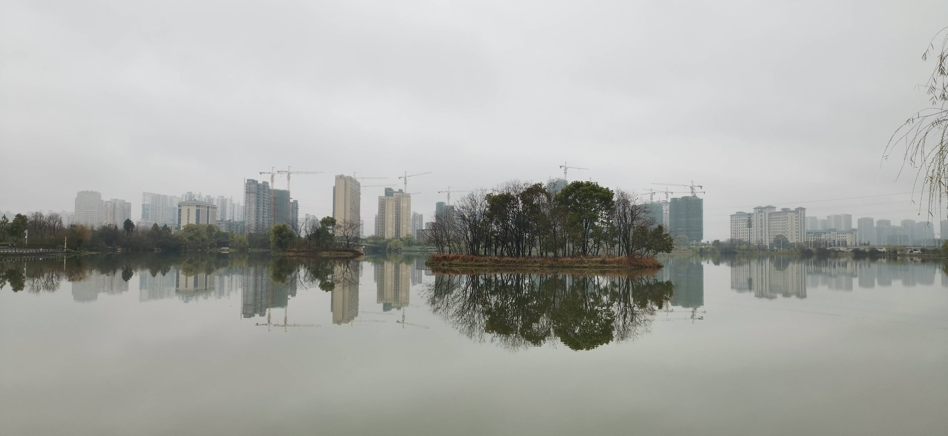 吉安视觉:古后河绿廊的倒映之美 犹如海市蜃楼