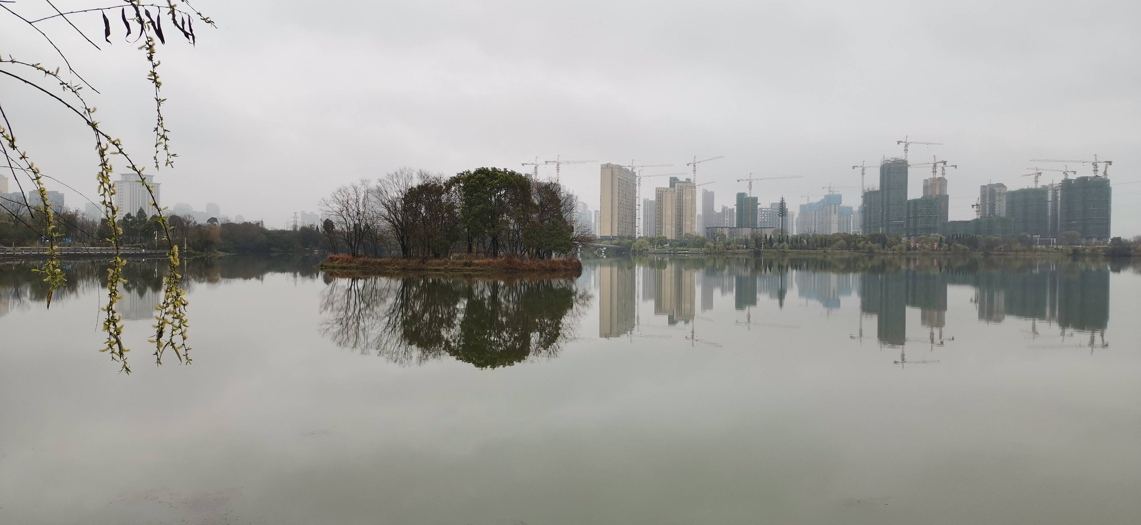 吉安视觉:古后河绿廊的倒映之美 犹如海市蜃楼