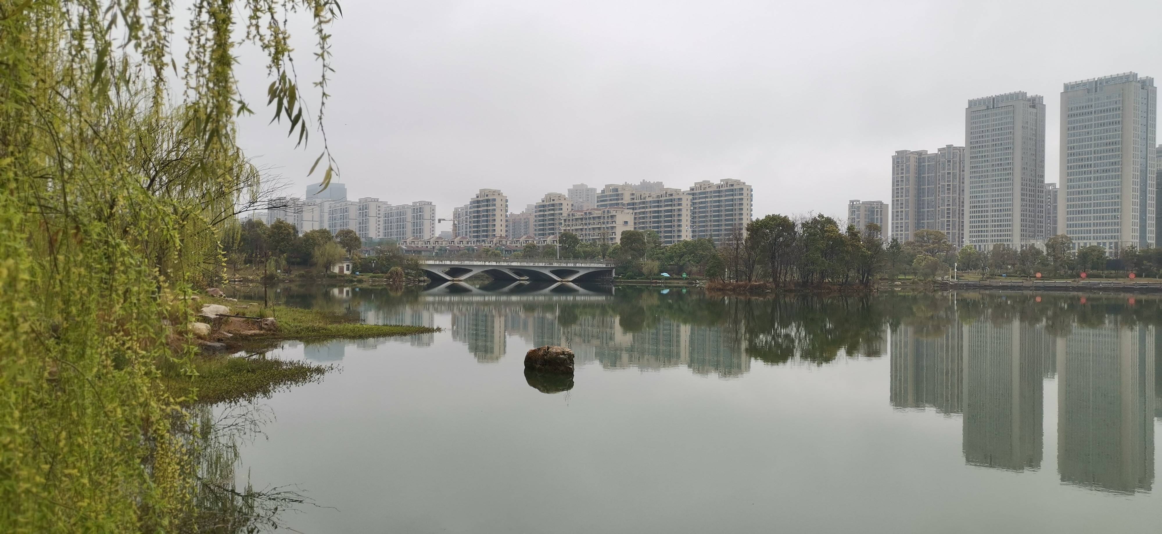 吉安视觉:古后河绿廊的倒映之美 犹如海市蜃楼