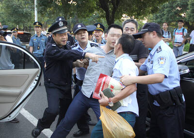 广州：黑车司机抗法现场