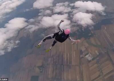 万米高空跳伞失控 父亲拽住儿子瞬间