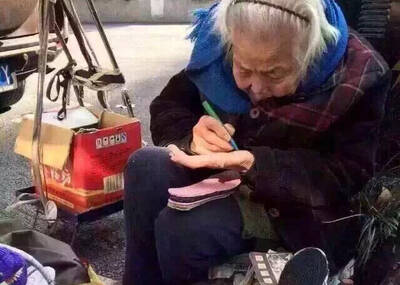 卖鞋垫老奶奶被好心人吓跑