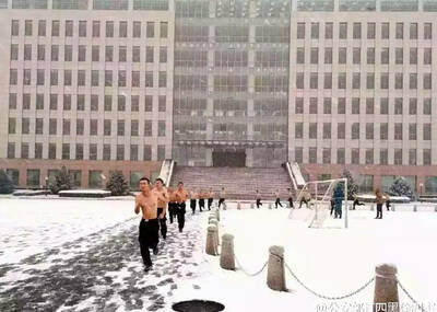 公安大学学生雪中训练 还有一名女生