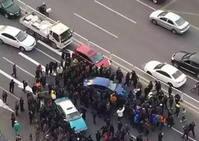 青岛：出租司机围攻专车车主