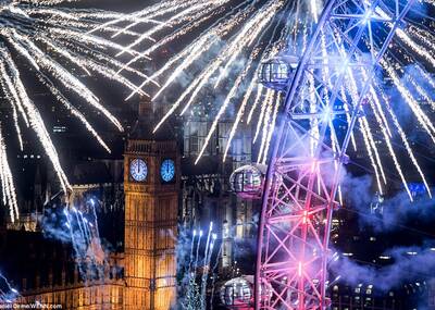 英国跨年狂欢后 警察和环卫工忙坏了