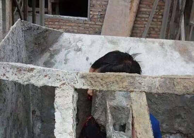 最后一刻，男孩试图抵抗这台机器