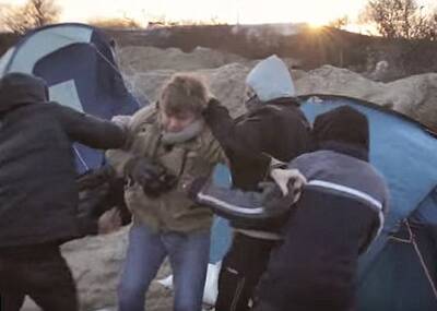 记者遭难民抢劫现场