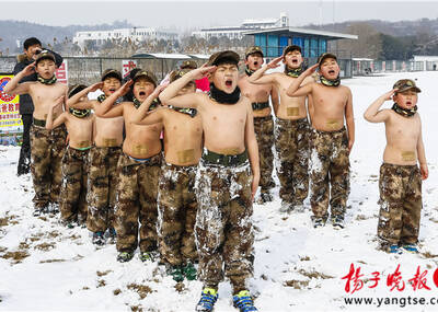 14名小孩雪地“裸”训 最小的3岁