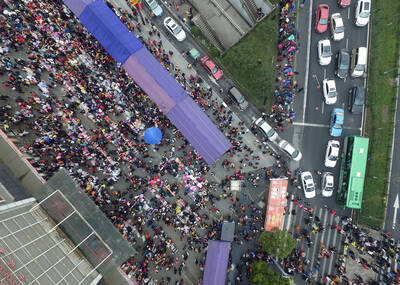 年前大扫货 周边交通几近瘫痪