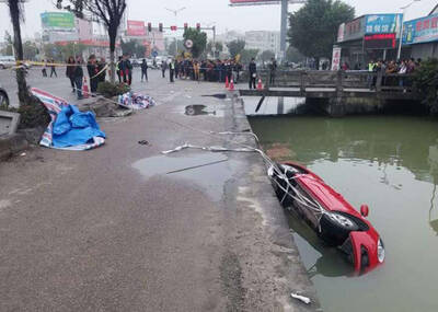 广东：雾天小车冲入水沟一家4口亡