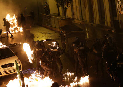 球迷袭击警局 现场燃烧弹乱飞