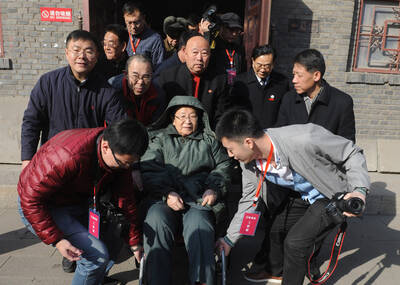 毛泽东女儿在文庙秀书法 市民喊“毛泽东万岁”