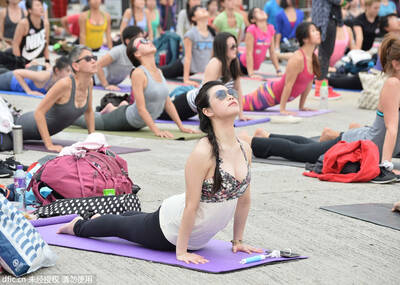 香港千余人户外练瑜伽