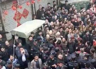 河南汝州因拆迁爆发群体冲突现场