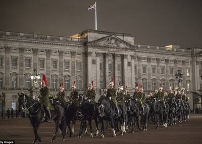 为了迎接习近平：英国仪仗队彩排画面