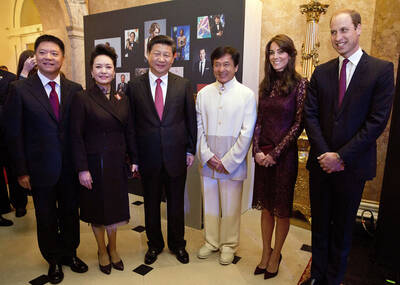 习近平与成龙在英国的合影