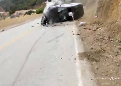 轿车瞬间侧翻 司机从车内死里逃生一幕