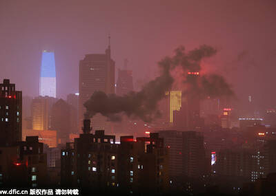 济南：雾霾夜的“黑烟”