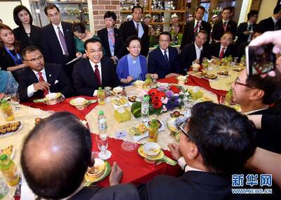 李克强出访来到当地特产店照片