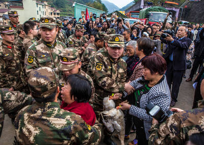 村民含泪带土特产给救援队伍送行