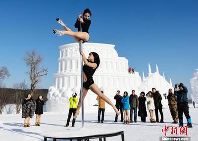 长春两女子雪中表演钢管舞