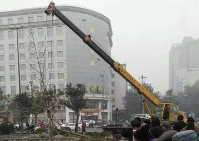 西安轿车冲入护城河后一幕