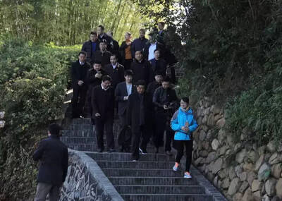 贾庆林现身福建连城