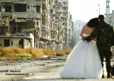 叙利亚新婚夫妻在战争废墟中拍婚纱照