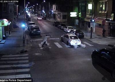 IS枪手在美国枪击警察瞬间 连开13枪