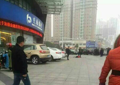 江苏一女子怀抱3岁儿子从20楼跳下