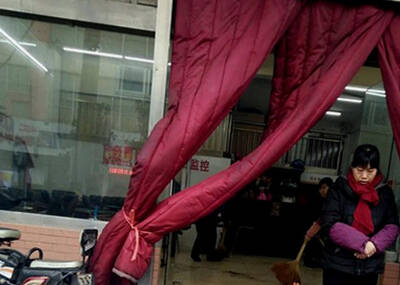 南京一老人猝死棋牌室 店家点火“驱邪”