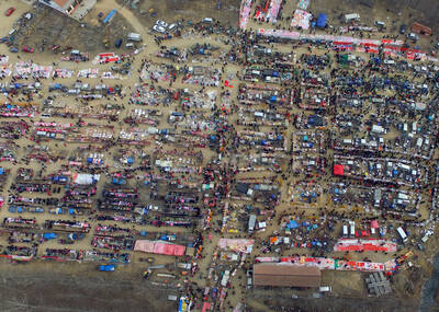 航拍农村年货大集市