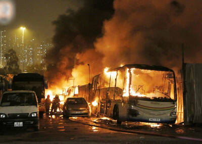 香港货柜码头深夜遭纵火 逾10次爆炸