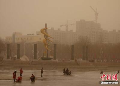 新疆吐鲁番盆地遭遇强沙尘袭击
