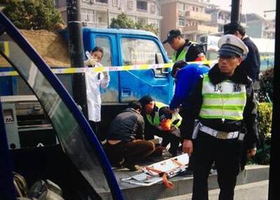 运沙车冲进公交站 6名乘客被撞1人遇难