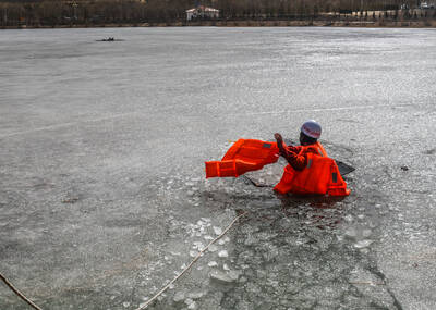 消防员扎入冰中救孩子瞬间