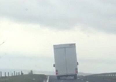 重型卡车被大风吹翻全过程