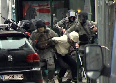 巴黎恐袭案主犯中枪被捕画面