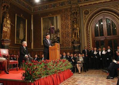 彭丽媛台下听习近平演讲一幕